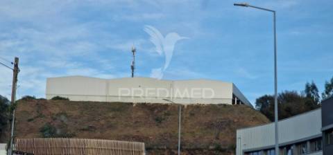 Pavilhão industrial com 2416m2.