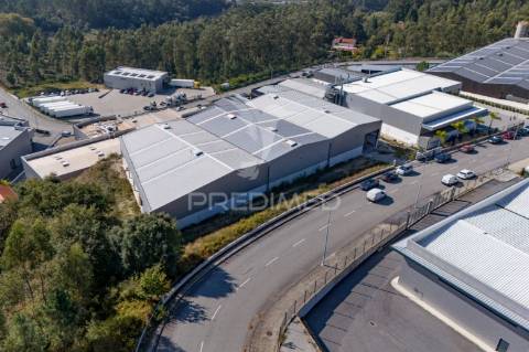 Pavilhão industrial com 2416m2.