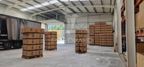 Pavilhão industrial com 2416m2.