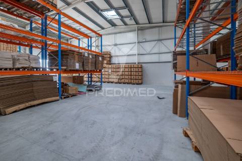 Pavilhão industrial com 2416m2.