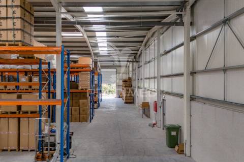 Pavilhão industrial com 2416m2.