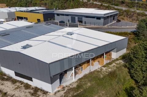 Pavilhão industrial com 2416m2.