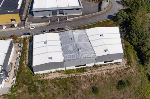 Pavilhão industrial com 2416m2.