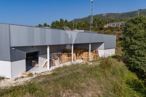 Pavilhão industrial com 2416m2.