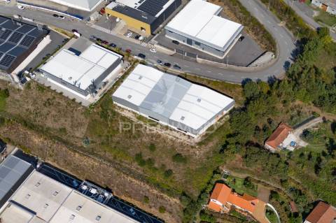 Pavilhão industrial com 2416m2.