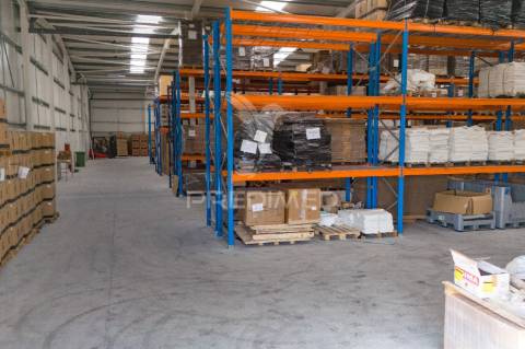 Pavilhão industrial com 2416m2.