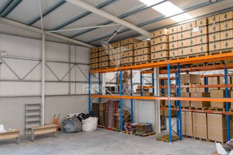 Pavilhão industrial com 2416m2.