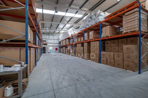 Pavilhão industrial com 2416m2.