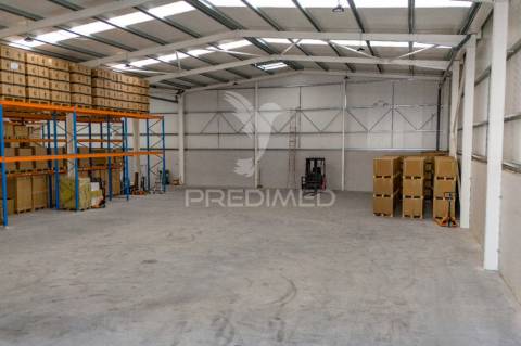Pavilhão industrial com 2416m2.