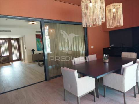 Vilamoura -moradia com localização privilegiada e vista sobre o campo de golfe