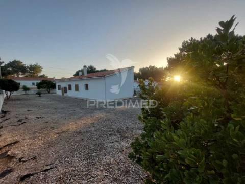 Aljezur - moradia térrea onde o sol bate à porta e a natureza dá os bons dias