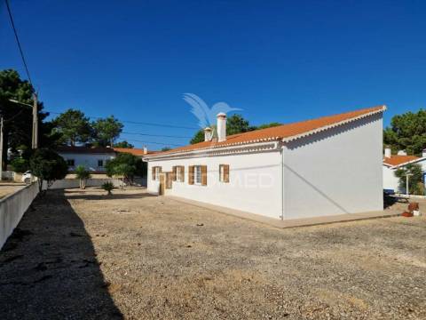 Aljezur - moradia térrea onde o sol bate à porta e a natureza dá os bons dias