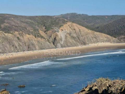 Aljezur - moradia térrea onde o sol bate à porta e a natureza dá os bons dias