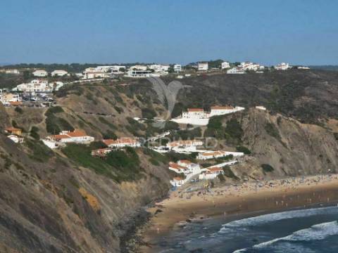 Aljezur - moradia térrea onde o sol bate à porta e a natureza dá os bons dias
