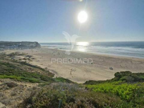 Aljezur - moradia térrea onde o sol bate à porta e a natureza dá os bons dias