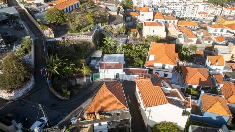 Moradia t4 isolada com terreno no funchal - ilha da madeira