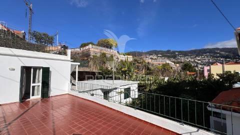 Moradia t4 isolada com terreno no funchal - ilha da madeira