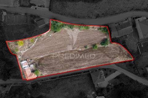 Terreno para construção com casa para restauro (4330m2)