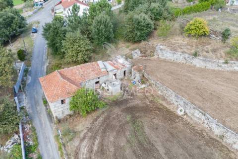 Terreno para construção com casa para restauro (4330m2)