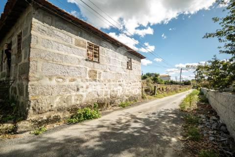 Terreno para construção com casa para restauro (4330m2)