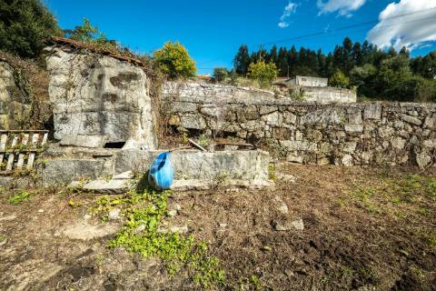 Terreno para construção com casa para restauro (4330m2)