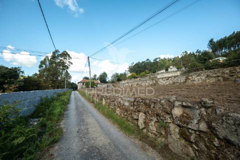 Terreno para construção com casa para restauro (4330m2)