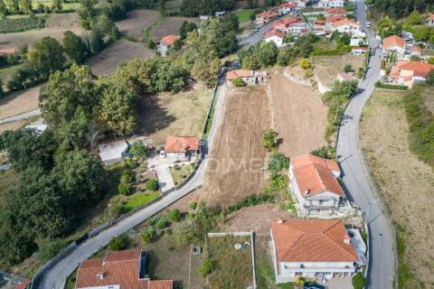 Casa com terreno para construção (airão, guimarães)