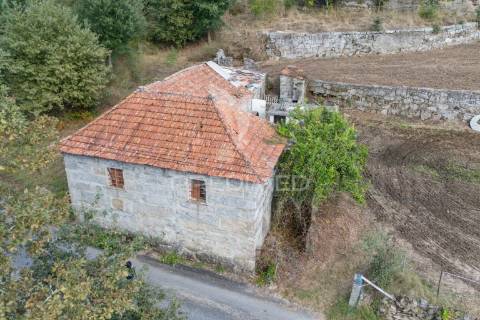 Casa com terreno para construção (airão, guimarães)