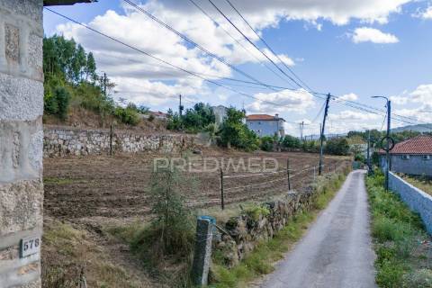 Casa com terreno para construção (airão, guimarães)