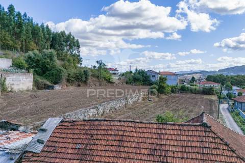 Casa com terreno para construção (airão, guimarães)