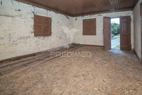 Casa com terreno para construção (airão, guimarães)