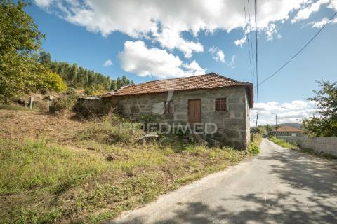 Casa com terreno para construção (airão, guimarães)