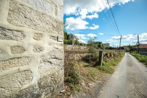 Casa com terreno para construção (airão, guimarães)