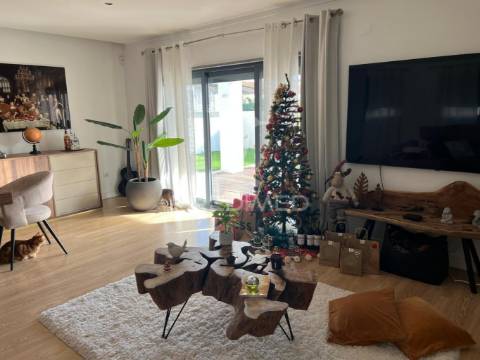 Moradia isolada, 2 pisos em sto. antônio da charneca barreiro