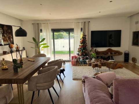 Moradia isolada, 2 pisos em sto. antônio da charneca barreiro