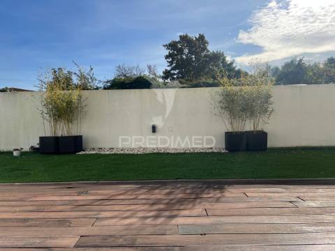 Moradia isolada, 2 pisos em sto. antônio da charneca barreiro