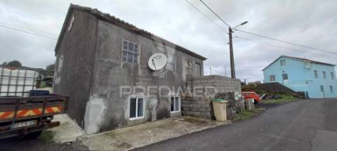 Moradia em fase de reconstrução, para venda, na piedade.