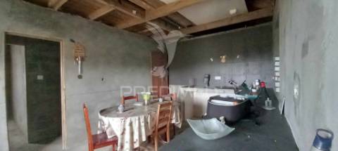 Moradia em fase de reconstrução, para venda, na piedade.