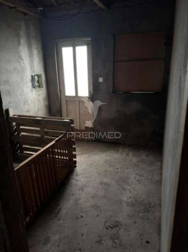 Moradia em fase de reconstrução, para venda, na piedade.