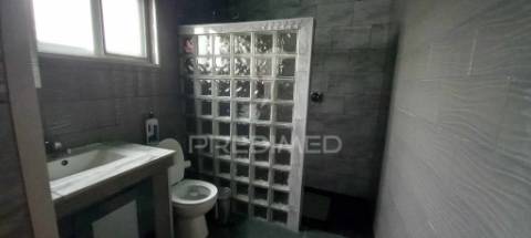 Moradia em fase de reconstrução, para venda, na piedade.