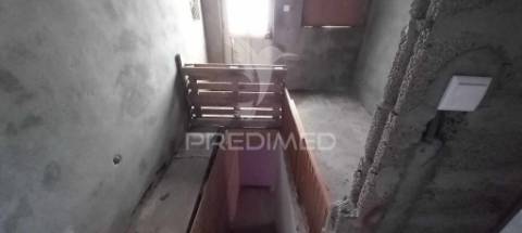 Moradia em fase de reconstrução, para venda, na piedade.