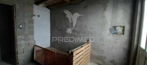 Moradia em fase de reconstrução, para venda, na piedade.