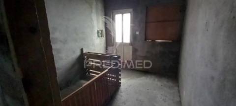 Moradia em fase de reconstrução, para venda, na piedade.