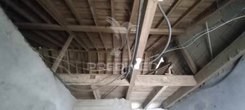 Moradia em fase de reconstrução, para venda, na piedade.