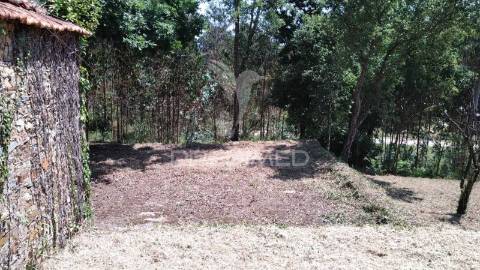 Terreno urbanizável de 4514m² – perto do rio alfusqueiro