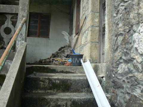 Moradia t2+3 nas rocas do vouga, sever do vouga para restauro