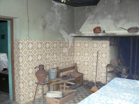 Moradia t2+3 nas rocas do vouga, sever do vouga para restauro