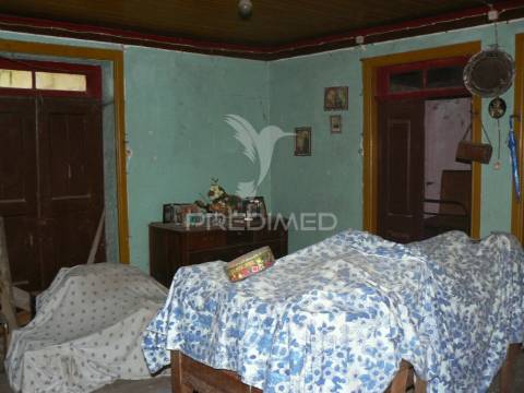 Moradia t2+3 nas rocas do vouga, sever do vouga para restauro