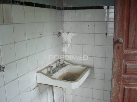 Moradia t2+3 nas rocas do vouga, sever do vouga para restauro