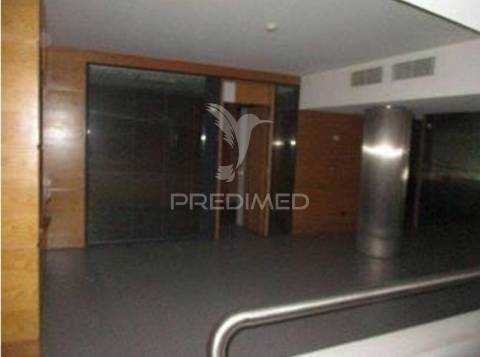 Loja: espaço comercial / serviços de 2 pisos em águeda